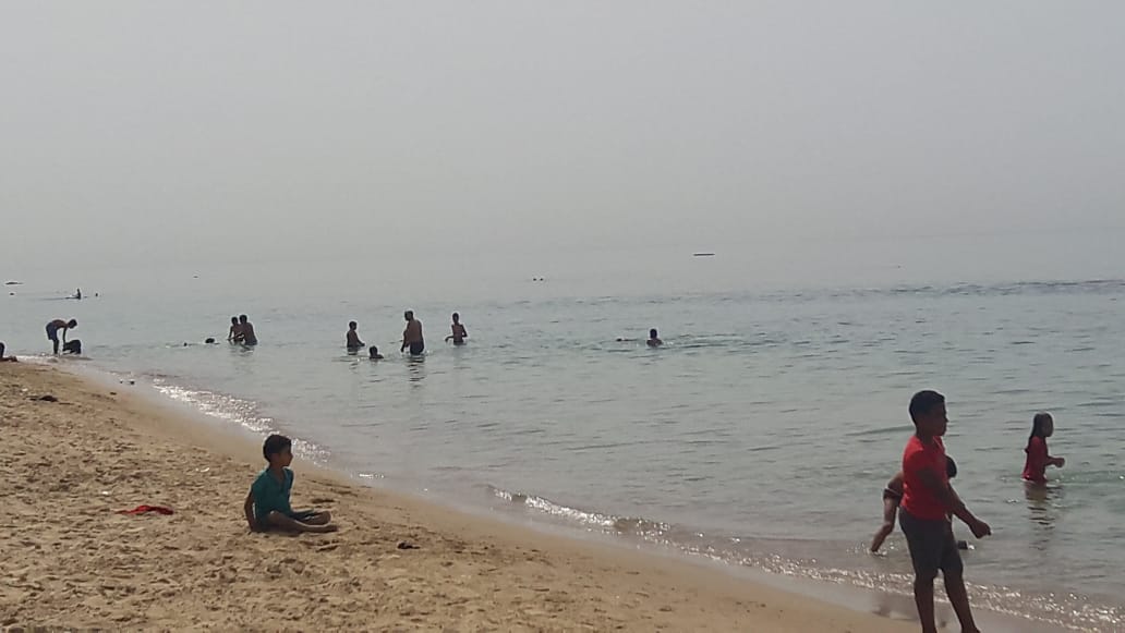 تزايد الإقبال على شواطئ الإسكندرية بعد الظهيرة هربا من الحر (8)