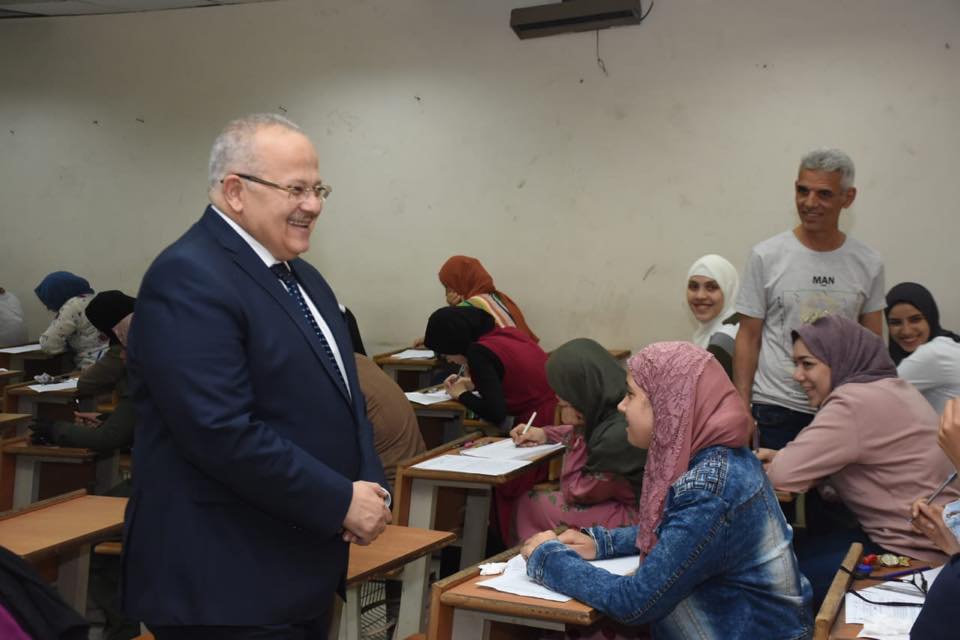 رئيس جامعة القاهرة يتفقد امتحانات الكليات (11)