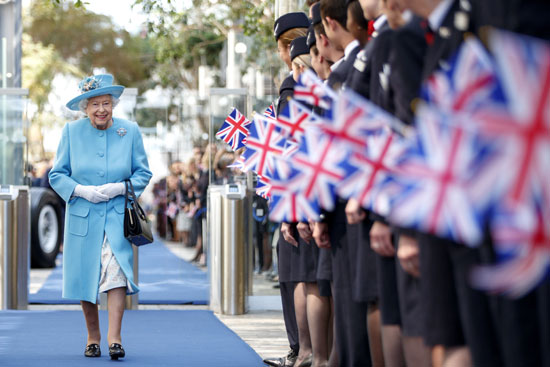  الملكة إليزابيث تحتفل بمئوية شركة الخطوط الجوية البريطانية (8)