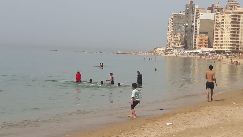 تزايد الإقبال على شواطئ الإسكندرية بعد الظهيرة هربا من الحر (7)