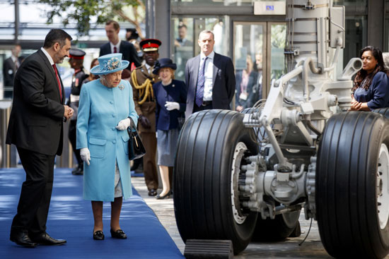  الملكة إليزابيث تحتفل بمئوية شركة الخطوط الجوية البريطانية (1)