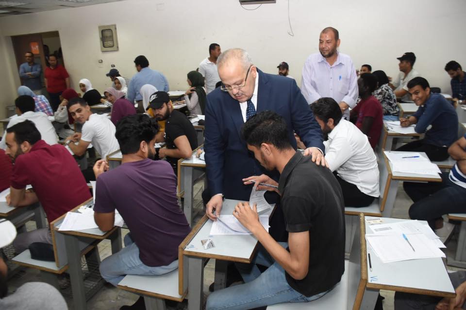 رئيس جامعة القاهرة يتفقد امتحانات الكليات (4)
