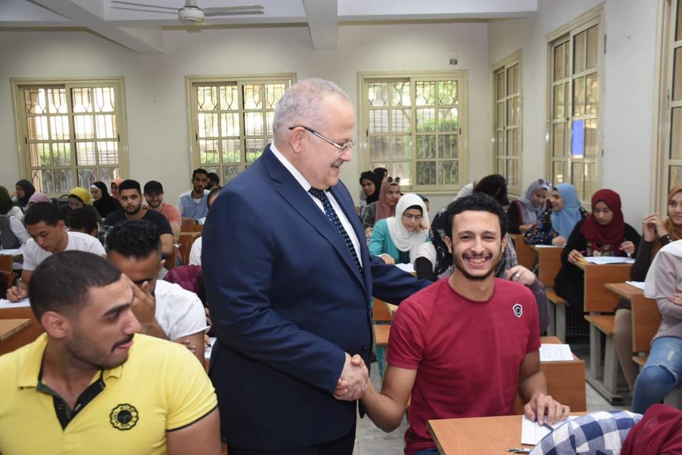 رئيس جامعة القاهرة يتفقد امتحانات الكليات (2)