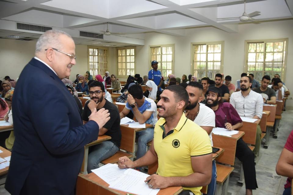 رئيس جامعة القاهرة يتفقد امتحانات الكليات (3)