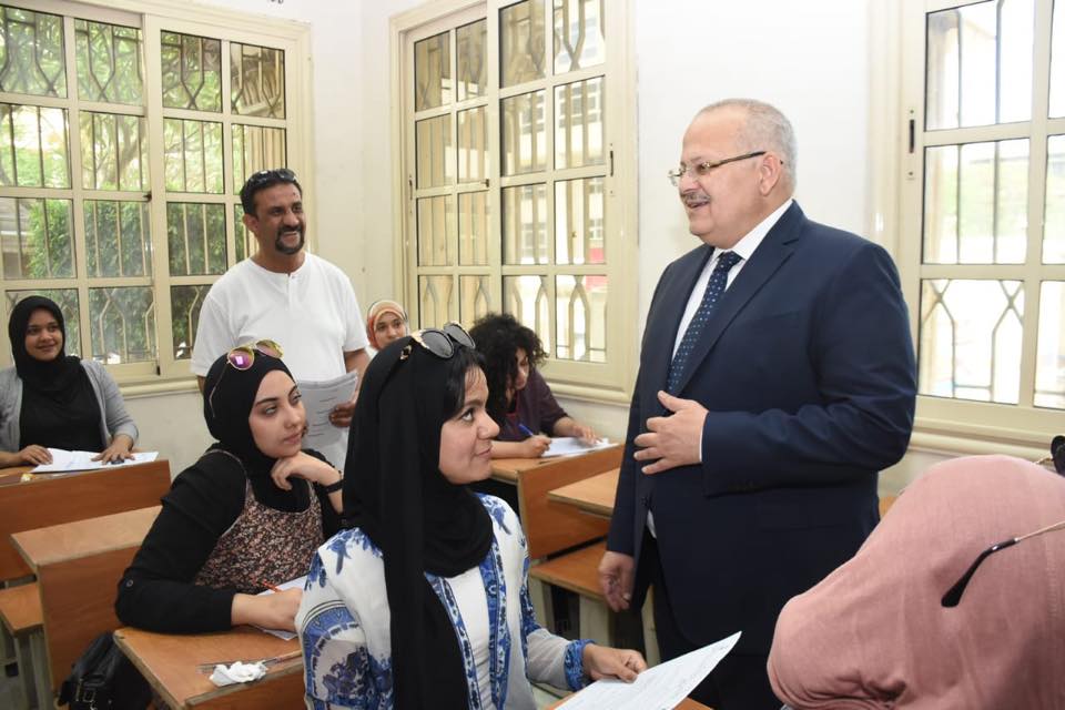 رئيس جامعة القاهرة يتفقد امتحانات الكليات (7)