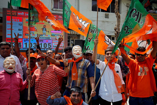 فرحة أنصار الحزب فى شوارع الهند