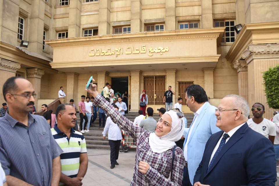 رئيس جامعة القاهرة يتفقد امتحانات الكليات (10)
