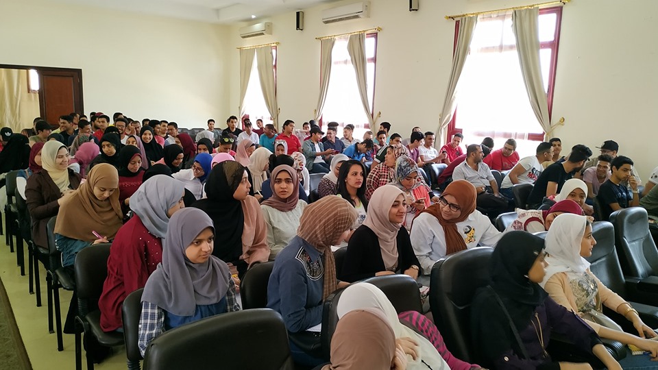 إقبال كبير من طلاب الثانوية العامة على القوافل التعليمية المجانية بالمدينة الشبابية ببورسعيد (1)