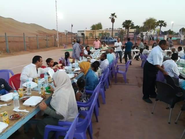 محافظ الوادى الجديد يشارك أهالى قرية بدخلو بالداخلة الإفطار الجماعى (4)