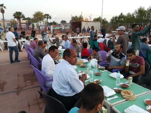 محافظ الوادى الجديد يشارك أهالى قرية بدخلو بالداخلة الإفطار الجماعى (2)