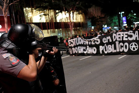 جندى برازيلى على أهبة الاستعداد فى مواجهة المتظاهرين