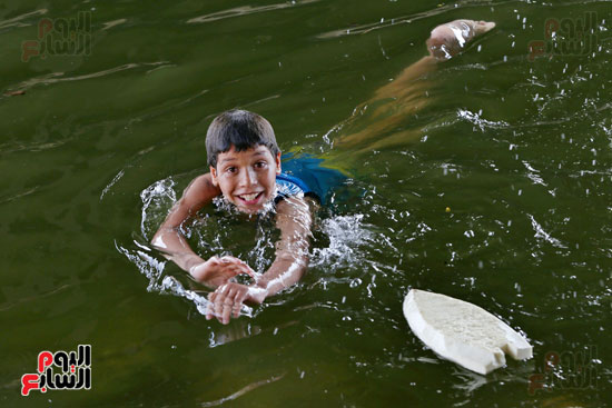 اطفال تهرب من حرارة الجو بالسباحة فى النيل (24)