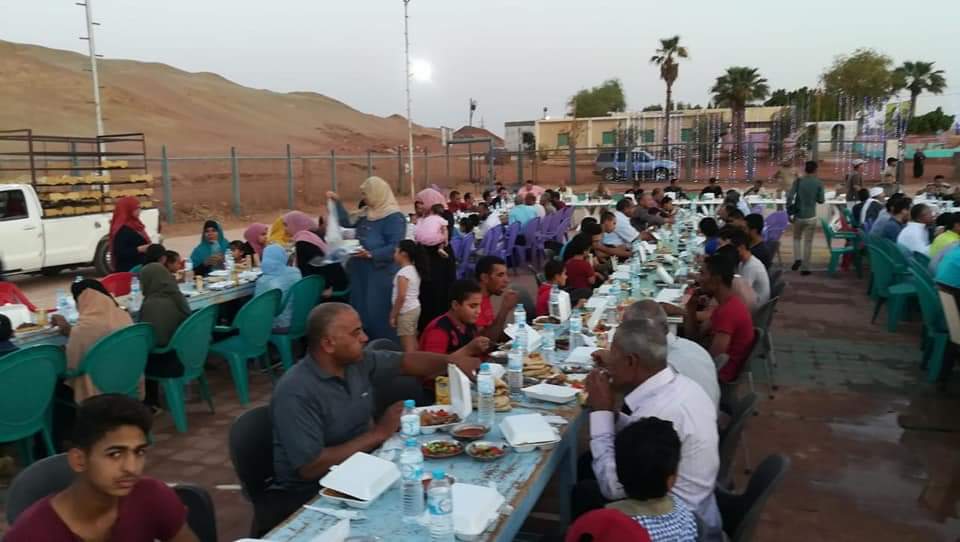 محافظ الوادى الجديد يشارك أهالى قرية بدخلو بالداخلة الإفطار الجماعى (7)