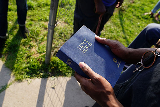 أمريكى ينقذ نسخة من الإنجيل بعد دمار منزله