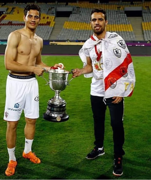 حازم إمام يحمل كأس أحد البطولات مع أحمد توفيق