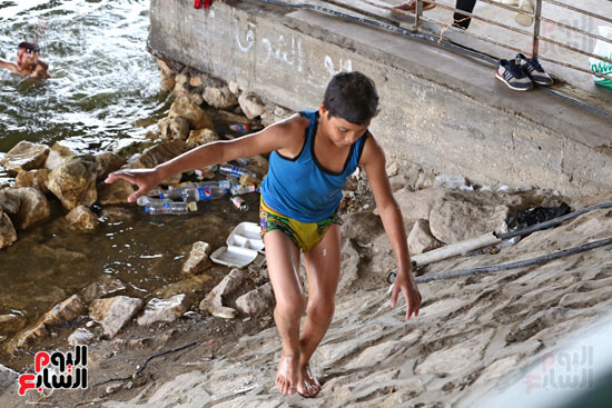 اطفال تهرب من حرارة الجو بالسباحة فى النيل (9)