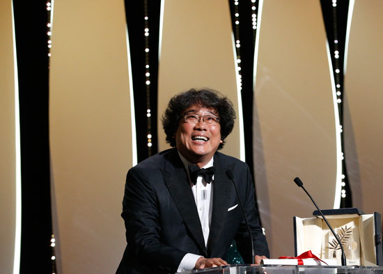 المخرج بونج جون-هو بجائزة السعفة الذهبية