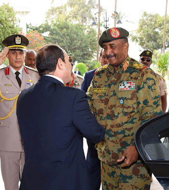 السيسى يستقبل رئيس المجلس العسكري الانتقالي بالسودان (2)