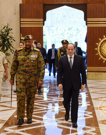 السيسى يستقبل رئيس المجلس العسكري الانتقالي بالسودان (3)