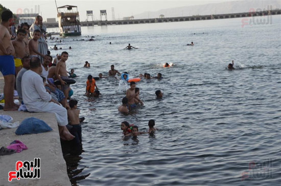 أهالي-مدن-وقري-الأقصر-يهربون-من-الطقس-الحار-في-نهار-شهر-رمضان-بالسباحة-في-نهر-النيل-(8)