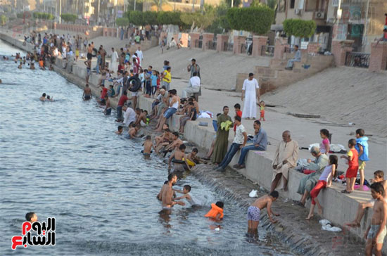 أهالي-مدن-وقري-الأقصر-يهربون-من-الطقس-الحار-في-نهار-شهر-رمضان-بالسباحة-في-نهر-النيل-(1)