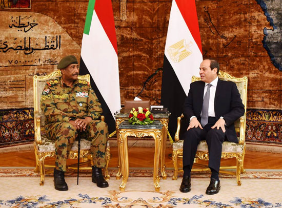 السيسى يستقبل رئيس المجلس العسكري الانتقالي بالسودان (1)