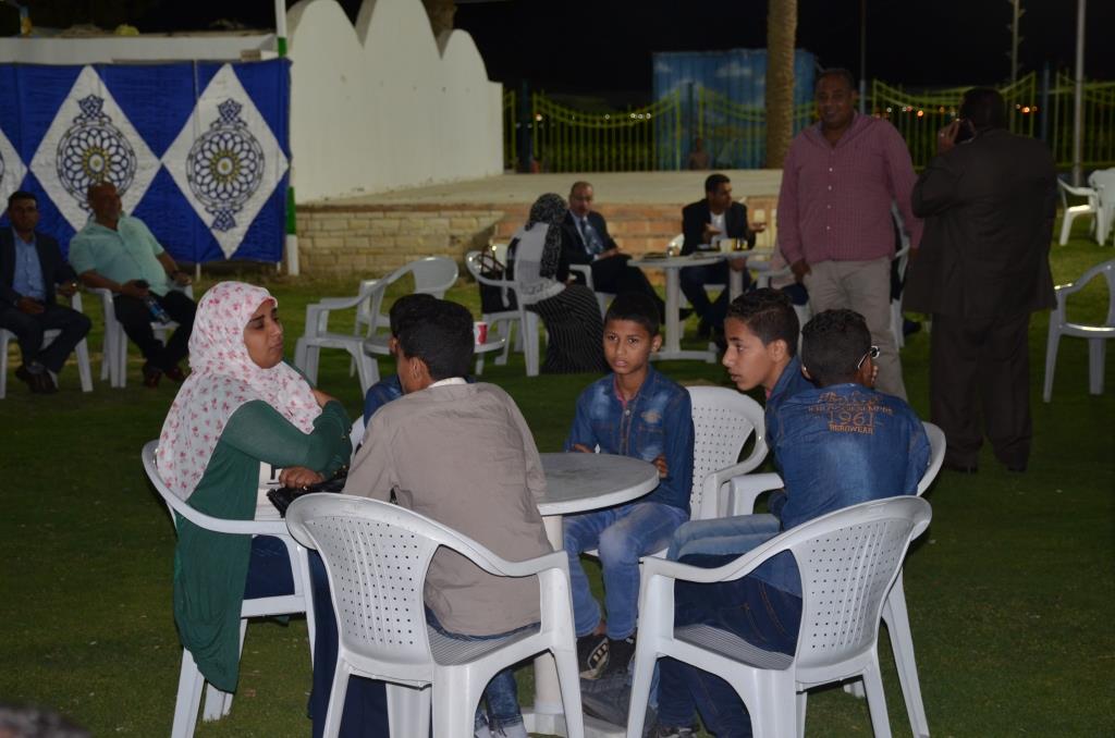 محافظ الإسماعيلية ومميش ومدير الأمن يشاركون حفل إفطار الأطفال الأيتام وأسرهم وعضوات دار المسنين (13)
