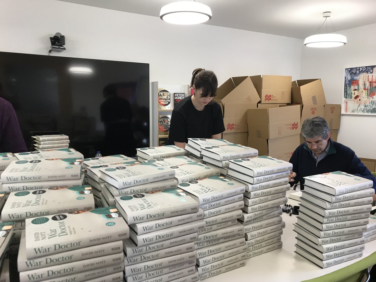 الدكتور ديفيد نوت يوقع كتابه دكتور الحرب الدكتور ديفيد نوت يوقع كتابه دكتور الحرب