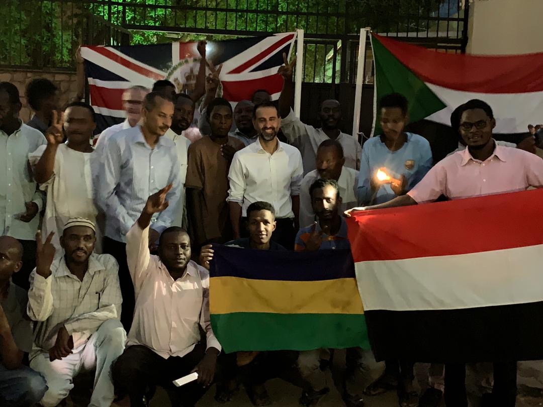 السفير البريطانى فى السودان يقدم افطار للصائمين 4