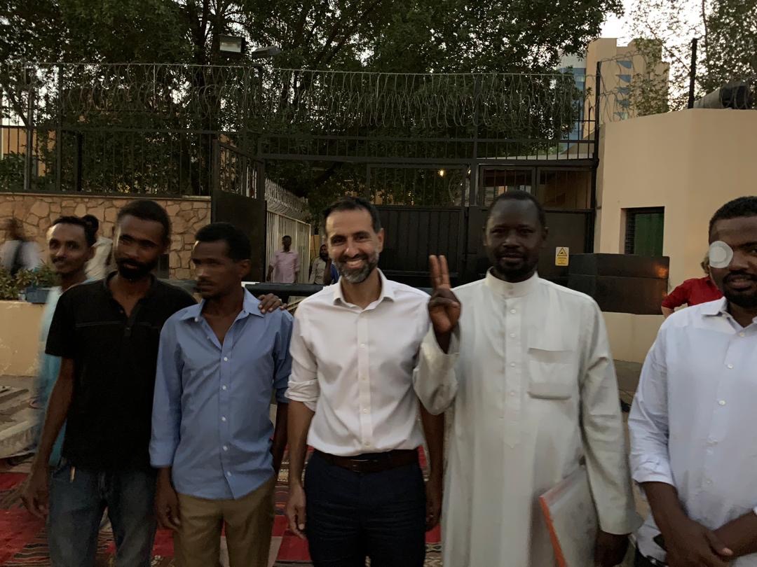 السفير البريطانى فى السودان يقدم افطار للصائمين 5