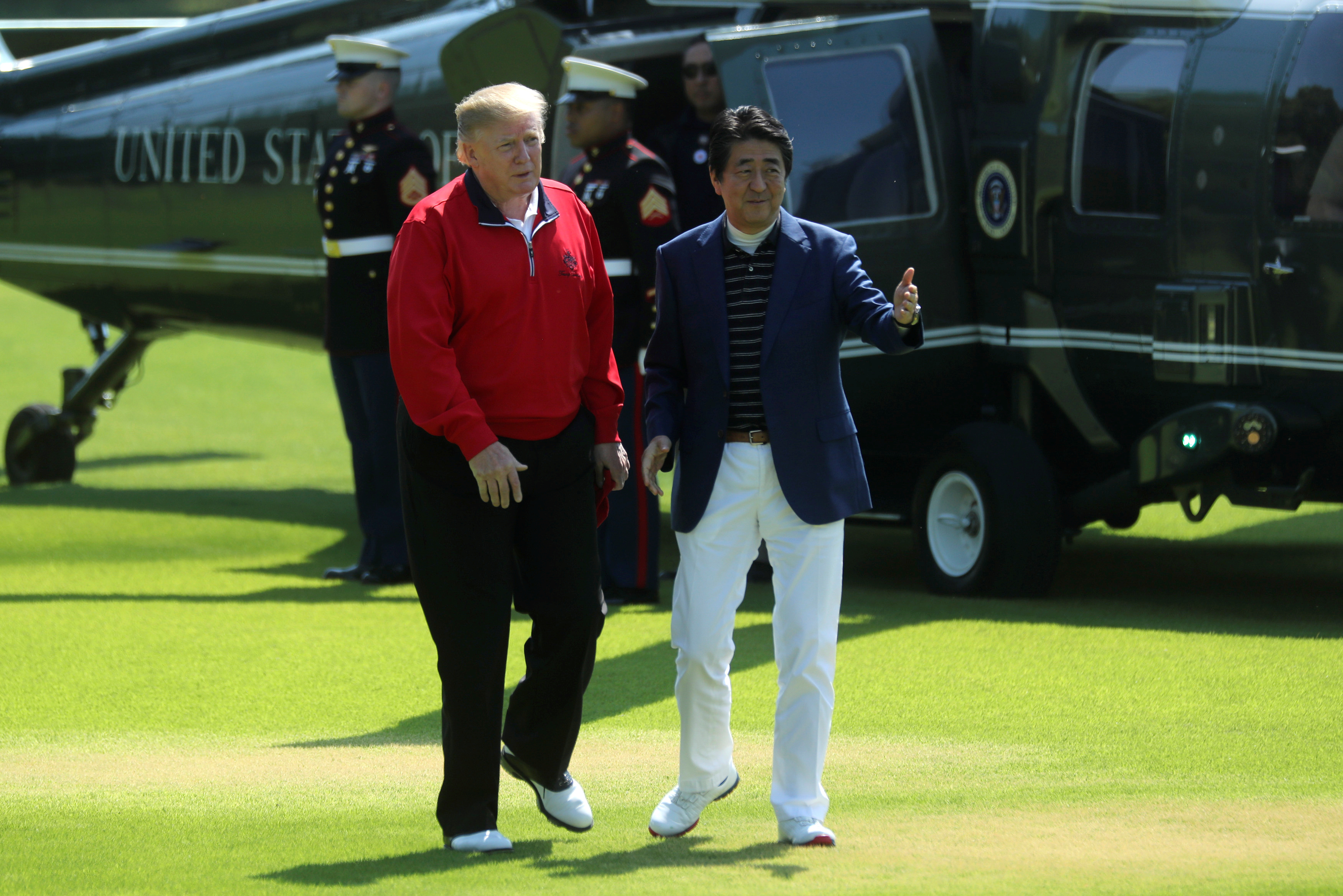 ترامب ورئيس الوزراء اليابانى فى ملعب الجولف