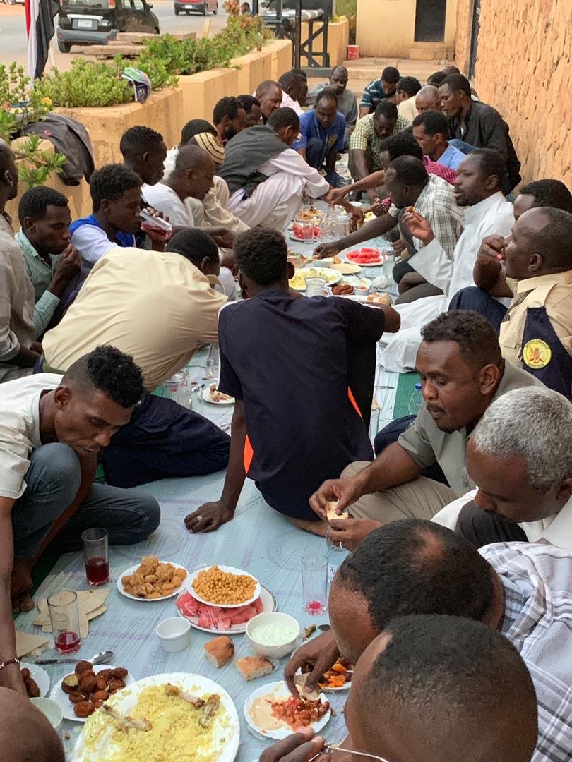 السفير البريطانى فى السودان يقدم افطار للصائمين