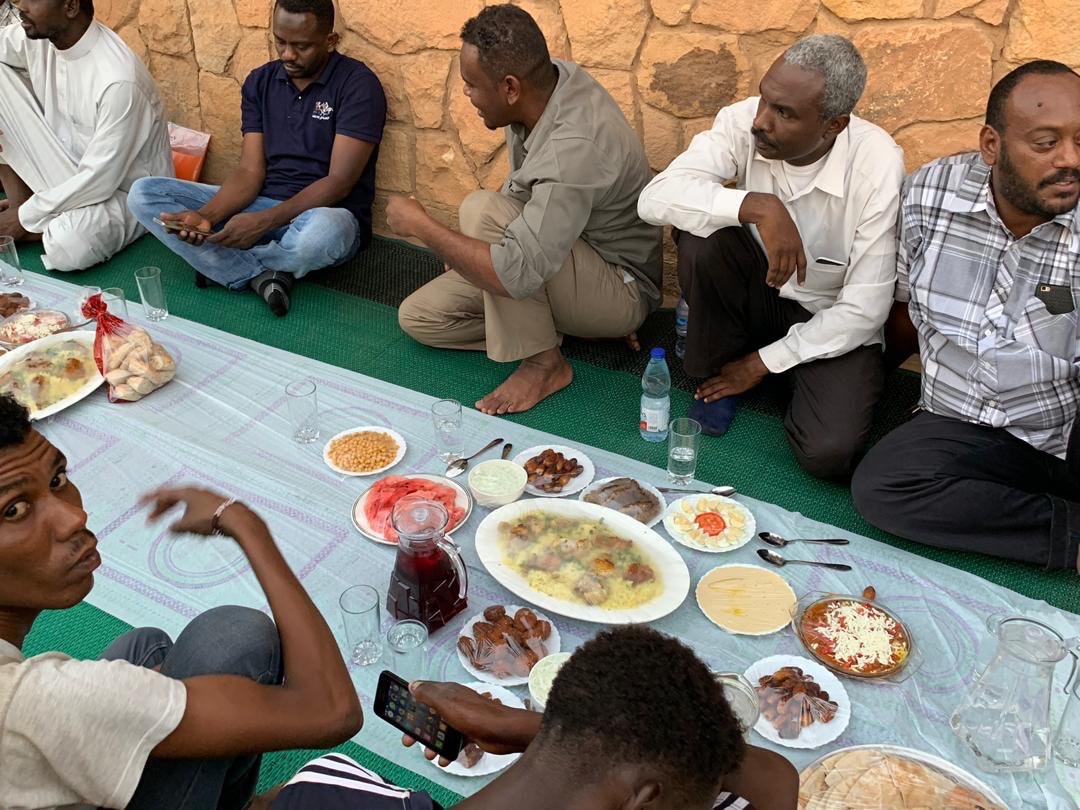 السفير البريطانى فى السودان يقدم افطار للصائمين 2