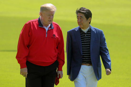 ترامب-ورئيس-وزراء-اليابان-يلعبان-الجولف-10
