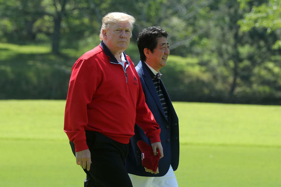 ترامب-ورئيس-وزراء-اليابان-يلعبان-الجولف-9