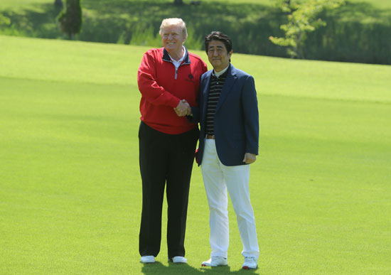 ترامب-ورئيس-وزراء-اليابان-يلعبان-الجولف-11