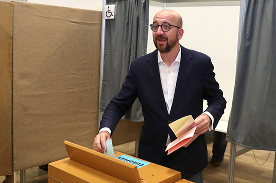 رئيس الوزراء البلجيكى يضع صوته داخل صندوق الاقتراع