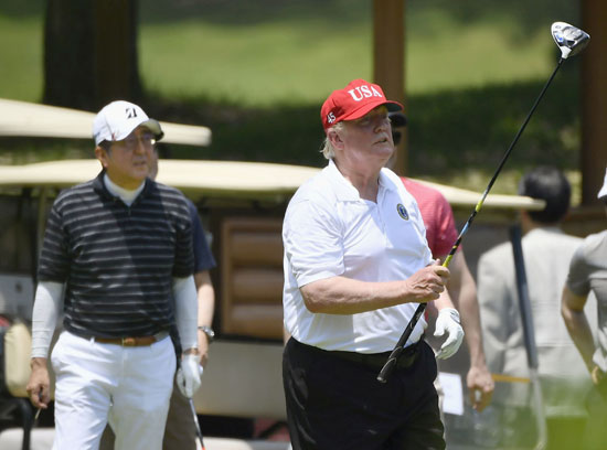 ترامب-ورئيس-وزراء-اليابان-يلعبان-الجولف-3