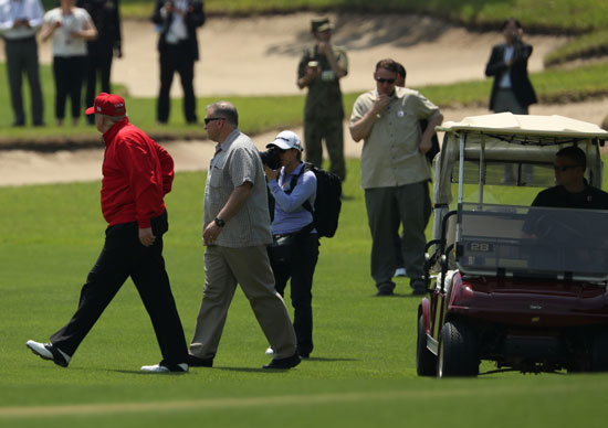 ترامب-ورئيس-وزراء-اليابان-يلعبان-الجولف-5