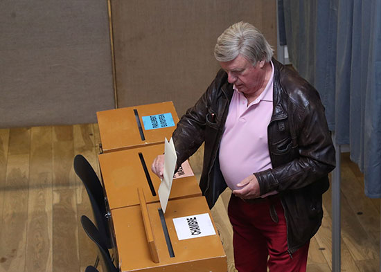 مواطن يضع صوته داخل صندوق الاقتراع