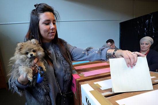 مواطنة تشارك فى الانتخابات الأوروبية تصطحب كلبها
