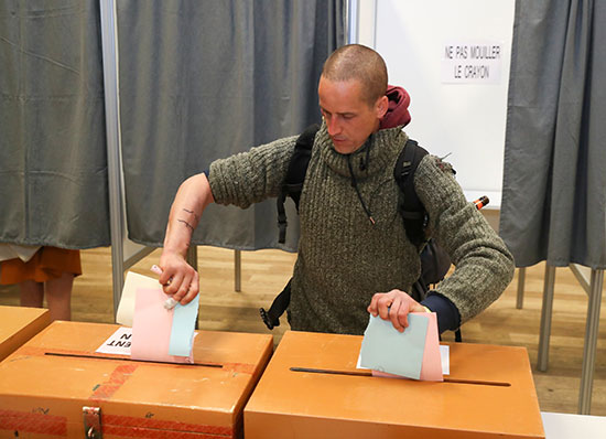 مواطن يدلى بصوته فى انتخابات البرلمان الأوروبى