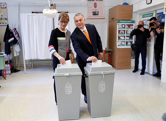 رئيس وزراء الدنمارك فيكتور أوربان وزوجته