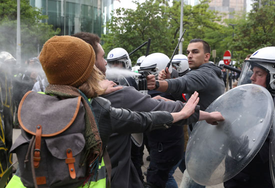 اطلاق غاز الفلفل ضد المحتجين