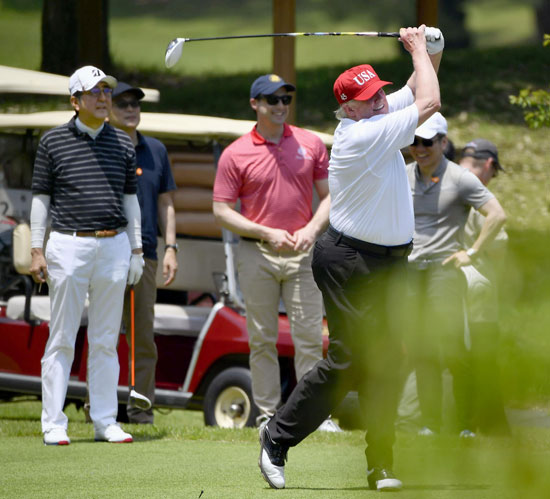 ترامب-ورئيس-وزراء-اليابان-يلعبان-الجولف