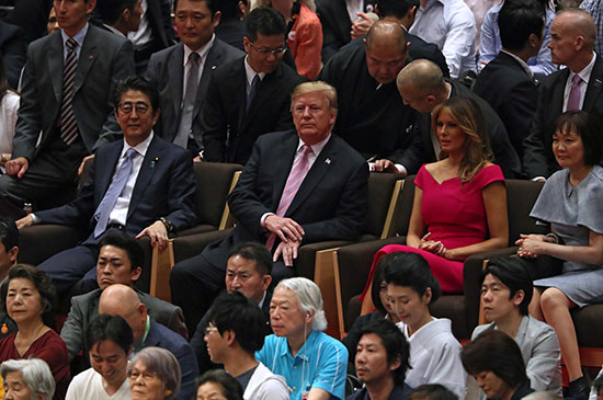 ميلانيا وترامب ورئيس وزراء اليابان