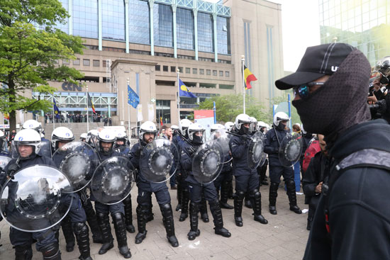 الشرطة تواجه المحتجين
