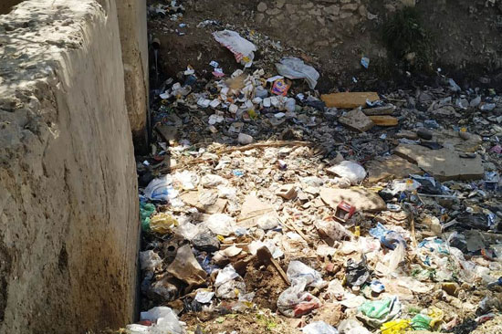  انتشار القمامة بمدخل قرية السد (5)