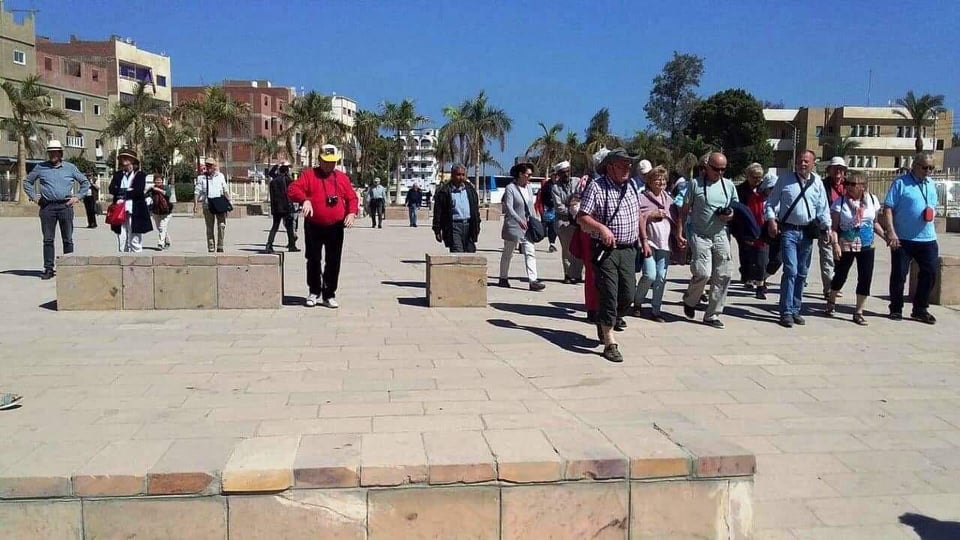 السياح الأجانب أثناء زيارتهم لسوهاج (2)