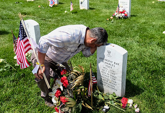 الولايات المتحدة تحيى يوم المحاربين القدامى بمقبرة آرلينجتون الوطنية (11)